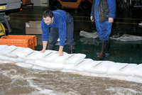 Facility Management: Im Ernstfall können Sie mit FloodSax® eine Wasserbarriere errichten.