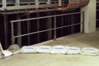 Industrie: Produktionsanlagen lassen sich mit FloodSax® Wasserbarrieren schnell schützen.